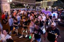 Multitud frente al Bellagio en el Strip de Las Vegas el viernes, 28 de mayo de 2021. (K.M. Cann ...