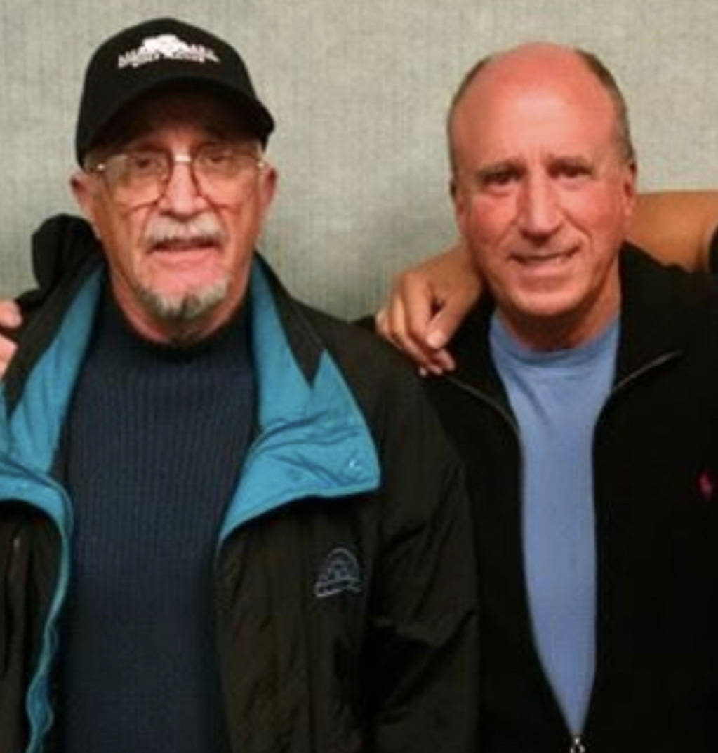 El marine retirado Peter "Chris" Christoff posa para una foto con su viejo amigo Steve Miller e ...