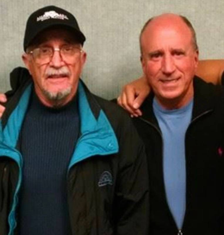 El marine retirado Peter "Chris" Christoff posa para una foto con su viejo amigo Steve Miller e ...