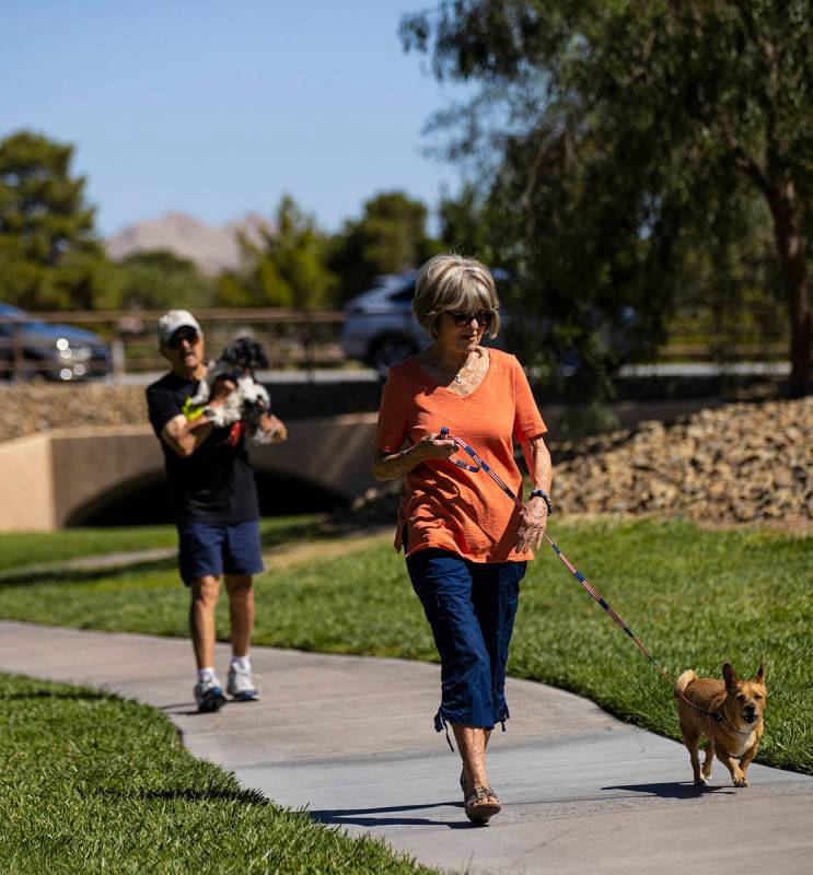 Carol Liberty pasea a su perro, Mikey, en Sun City Summerlin el viernes, 28 de mayo de 2021. (C ...