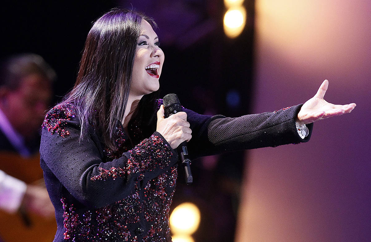 En esta foto de archivo, la cantante mexicana Ana Gabriel se presenta en el Festival Internacio ...