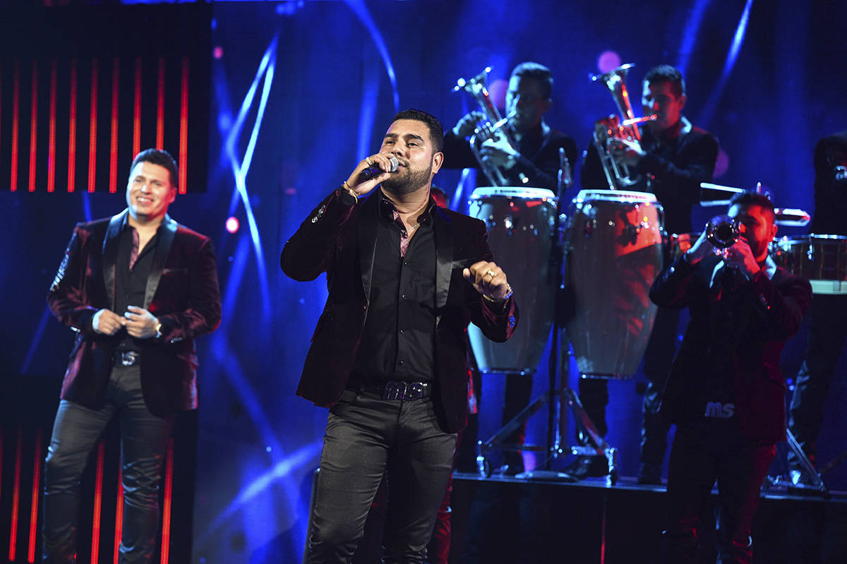 Banda MS interpreta “Mejor Me Alejo” en los Latin American Music Awards en el Dolby Theatre ...