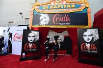El personal con máscaras aparece en la alfombra roja antes del estreno de “Cruella” en el ...