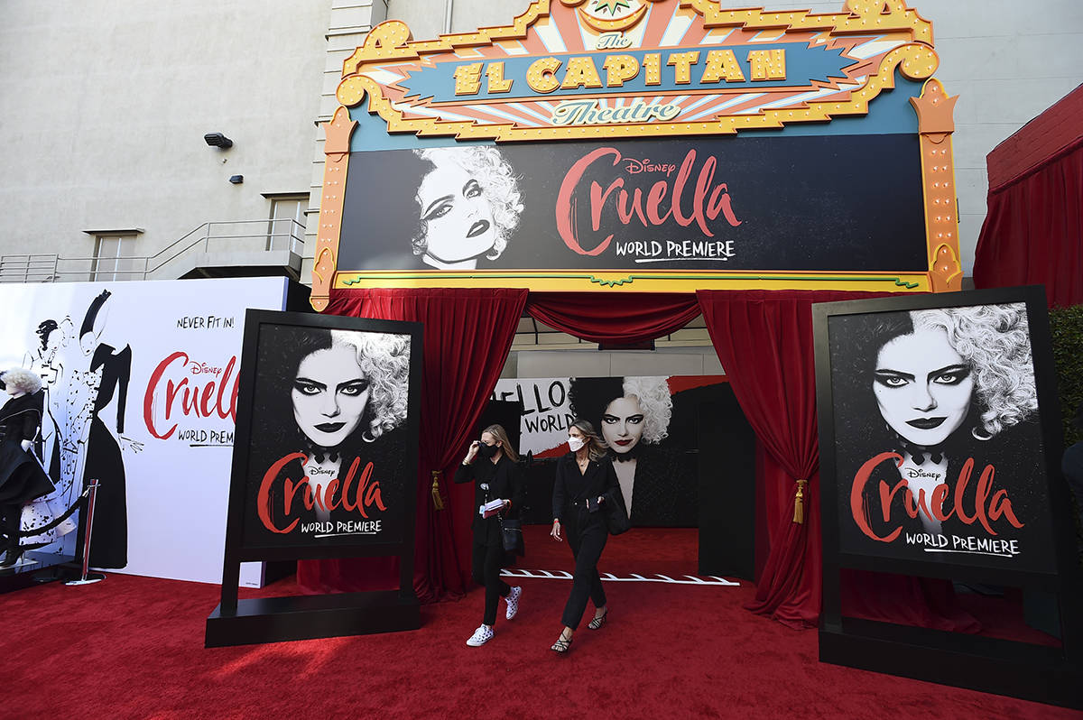 El personal con máscaras aparece en la alfombra roja antes del estreno de “Cruella” en el ...