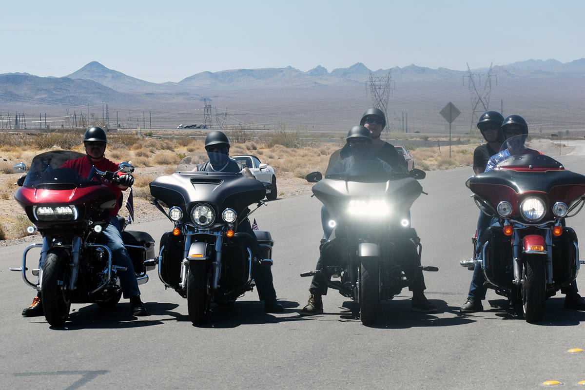 Diferentes grupos de motociclistas se unieron para recordar a los Caídos en Boulder City, el d ...