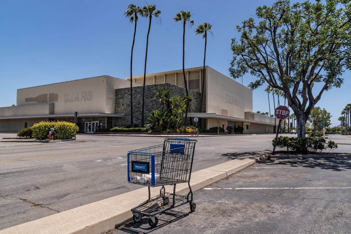 Un Sears cerrado en el centro comercial Buena Park en Buena Park, California en mayo de 2021. ( ...
