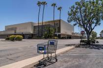 Un Sears cerrado en el centro comercial Buena Park en Buena Park, California en mayo de 2021. ( ...