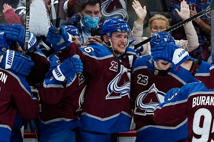 El ala derecha de los Colorado Avalanche, Mikko Rantanen, al centro, es felicitado por sus comp ...