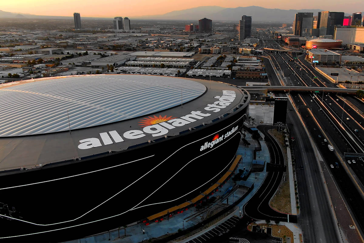 Vista aérea del Allegiant Stadium y del Strip de Las Vegas el martes, 25 de agosto de 2020. (M ...
