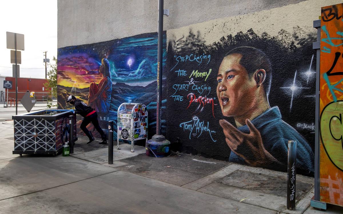 Un mural dedicado a Tony Hsieh en DT Alley cerca de Fremont y 6th Street, en el centro de Las V ...