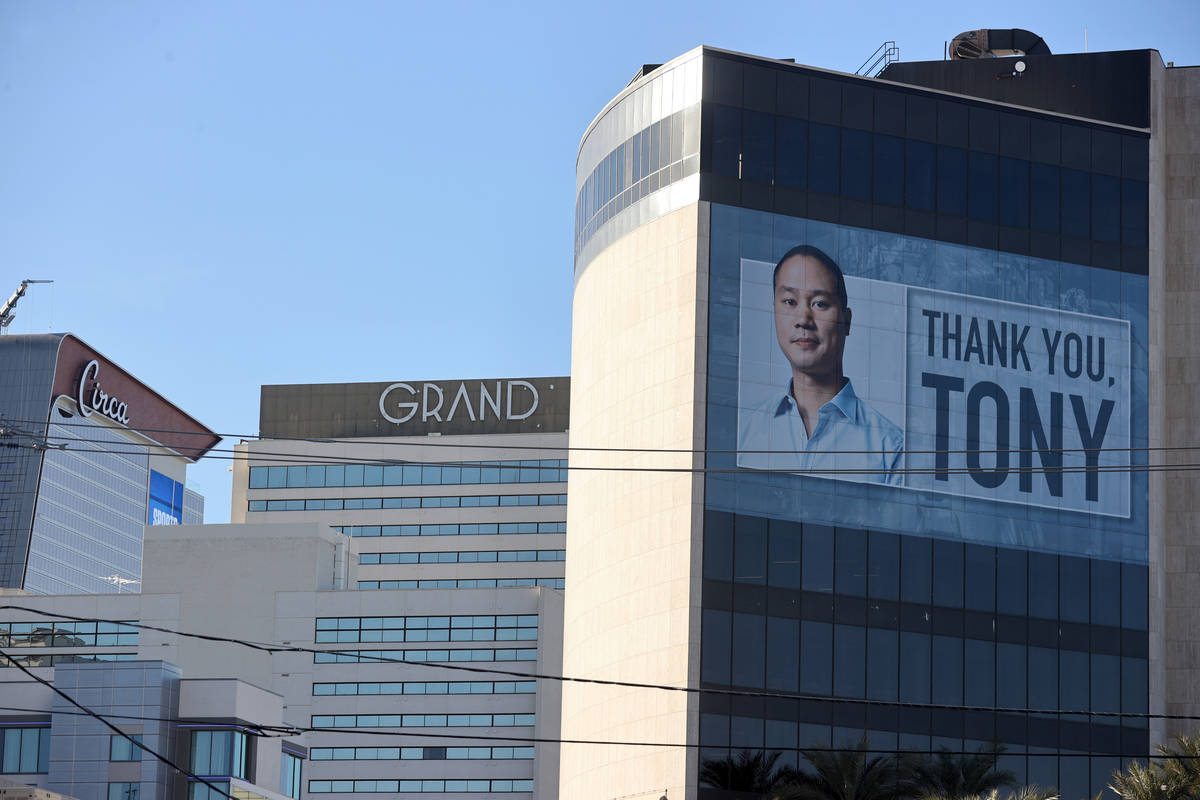 Uno de los dos carteles del edificio de la sede de Zappos en el centro de Las Vegas el martes, ...