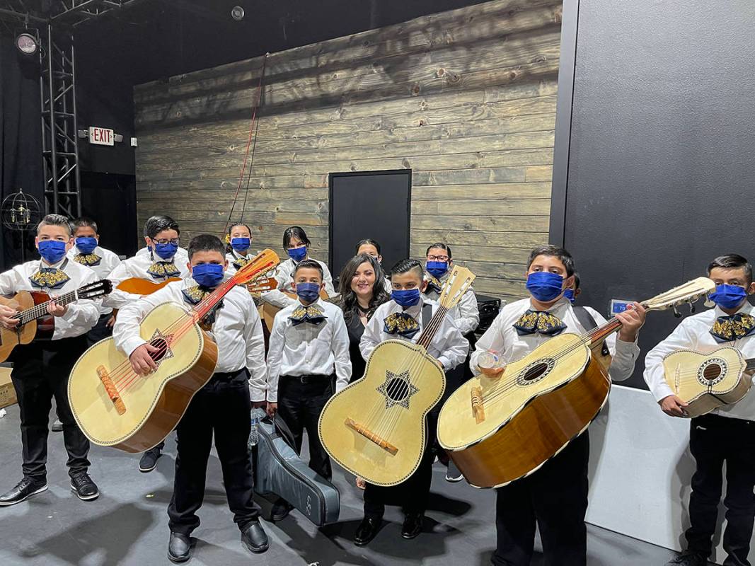 Los estudiantes del Mariachi Alas Doradas de Keller Middle School hicieron su debut en un event ...