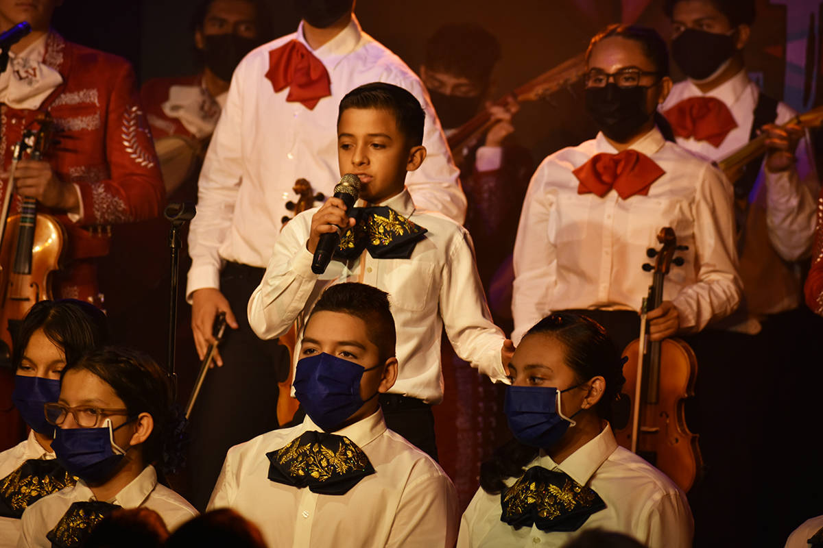 Los estudiantes del Mariachi Alas Doradas de Keller Middle School hicieron su debut en un event ...