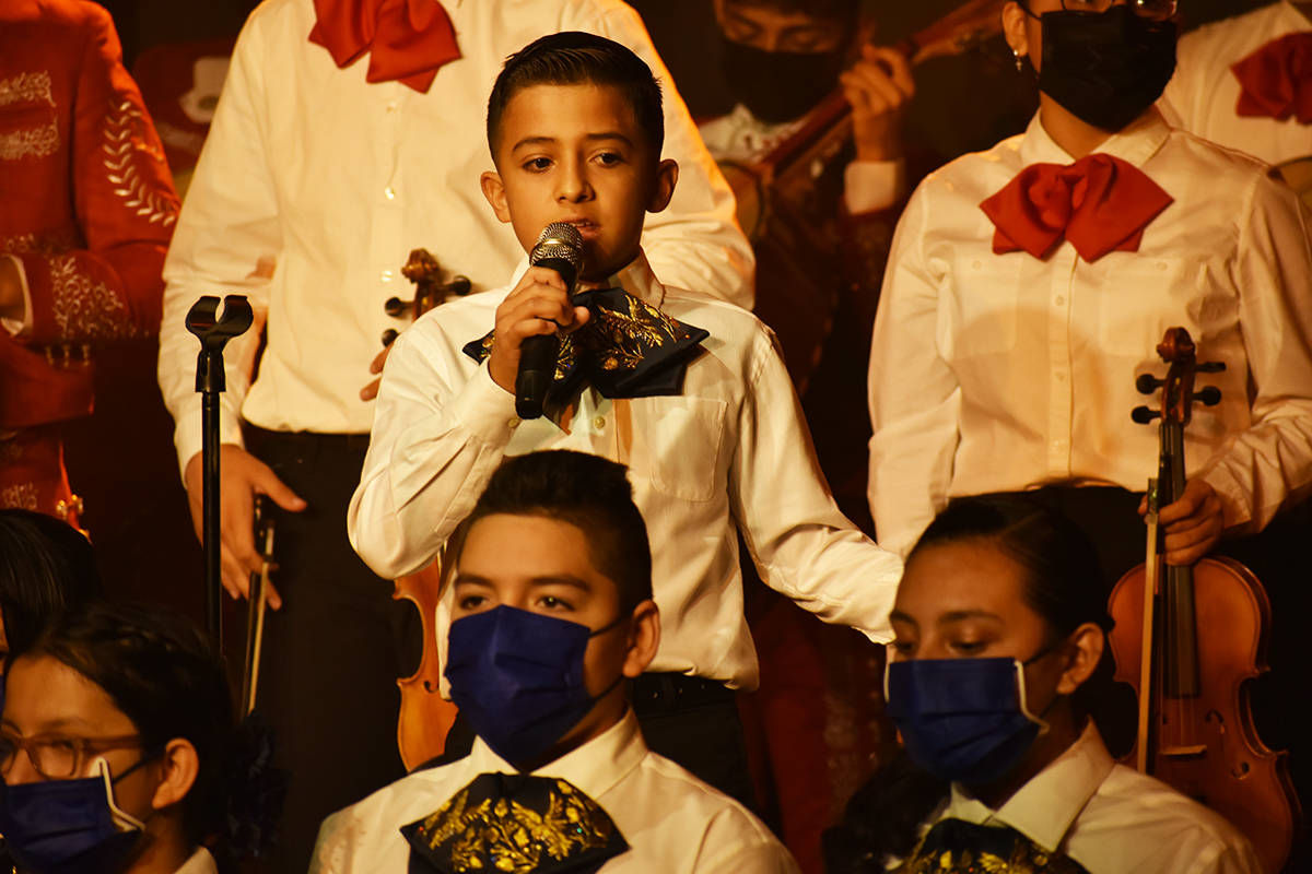 Los estudiantes del Mariachi Alas Doradas de Keller Middle School hicieron su debut en un event ...