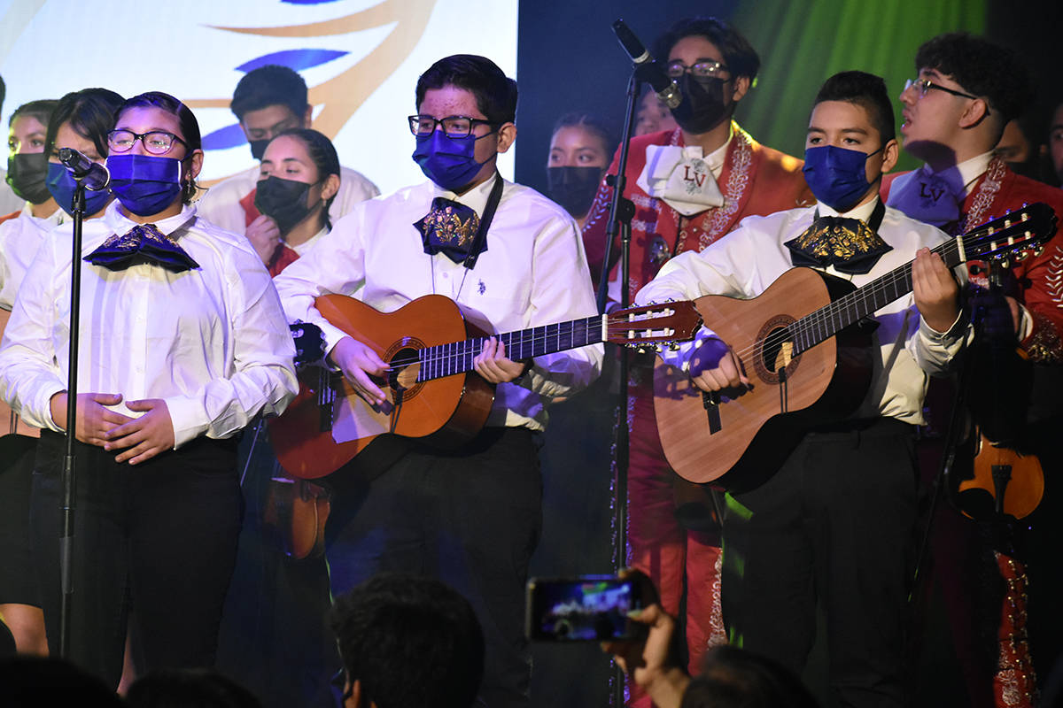 Los estudiantes del Mariachi Alas Doradas de Keller Middle School hicieron su debut en un event ...