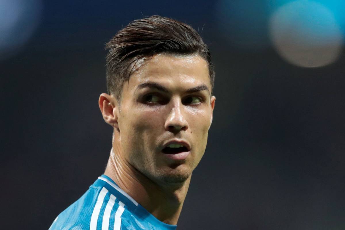 Cristiano Ronaldo de la Juventus de Turín observa hacia atrás, durante un partido de fútbol ...