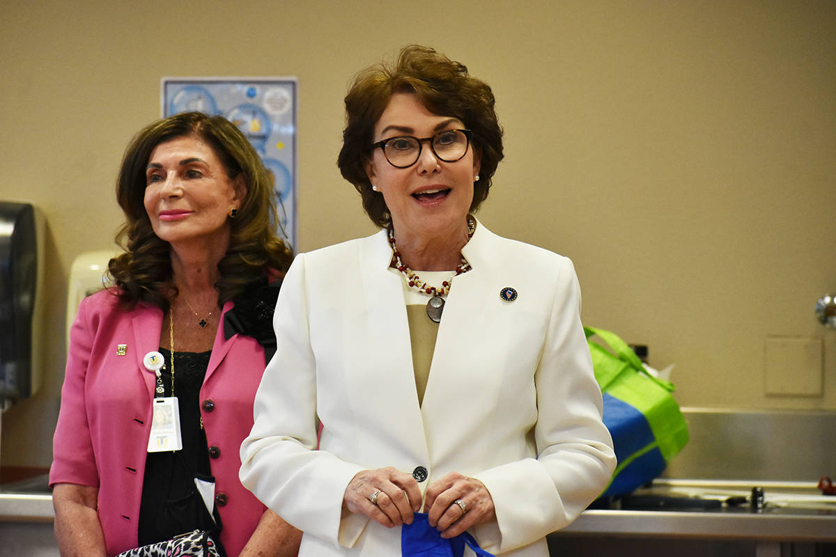 La senadora Jacky Rosen visitó una clínica de vacunación atendida por estudiantes de la Univ ...