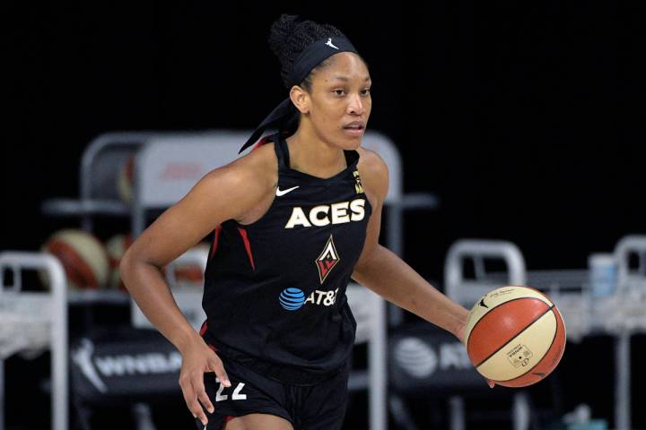 La pívot de Las Vegas Aces, A'ja Wilson (22), sube el balón a la cancha durante la primera mi ...