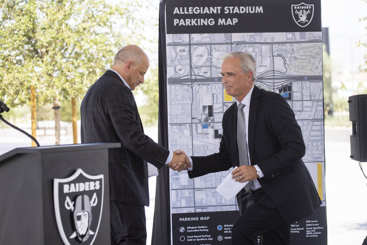 El presidente de los Raiders de Las Vegas, Marc Badain, a la izquierda, presenta al presidente ...