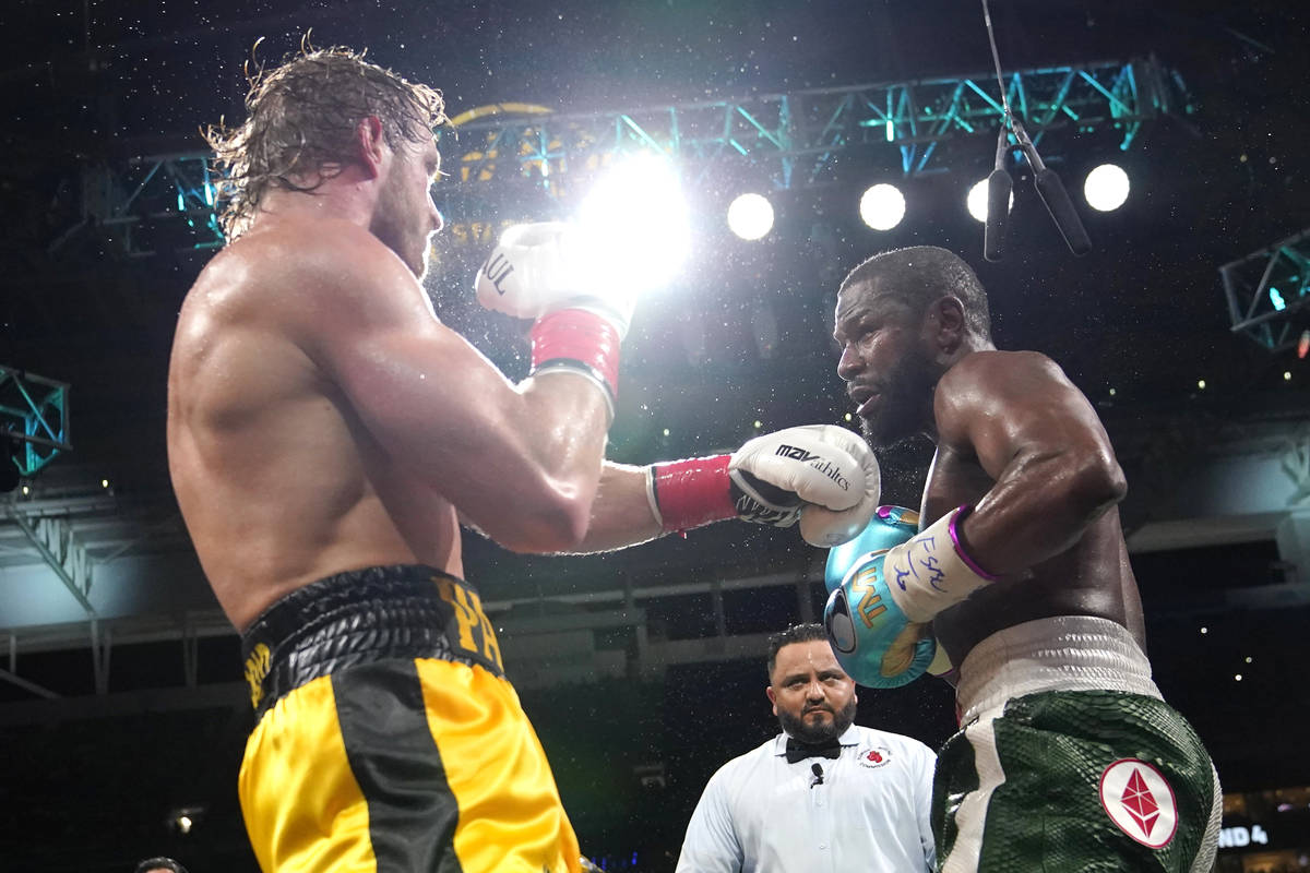 Logan Paul, a la izquierda, y Floyd Mayweather luchan durante un combate de boxeo de exhibició ...