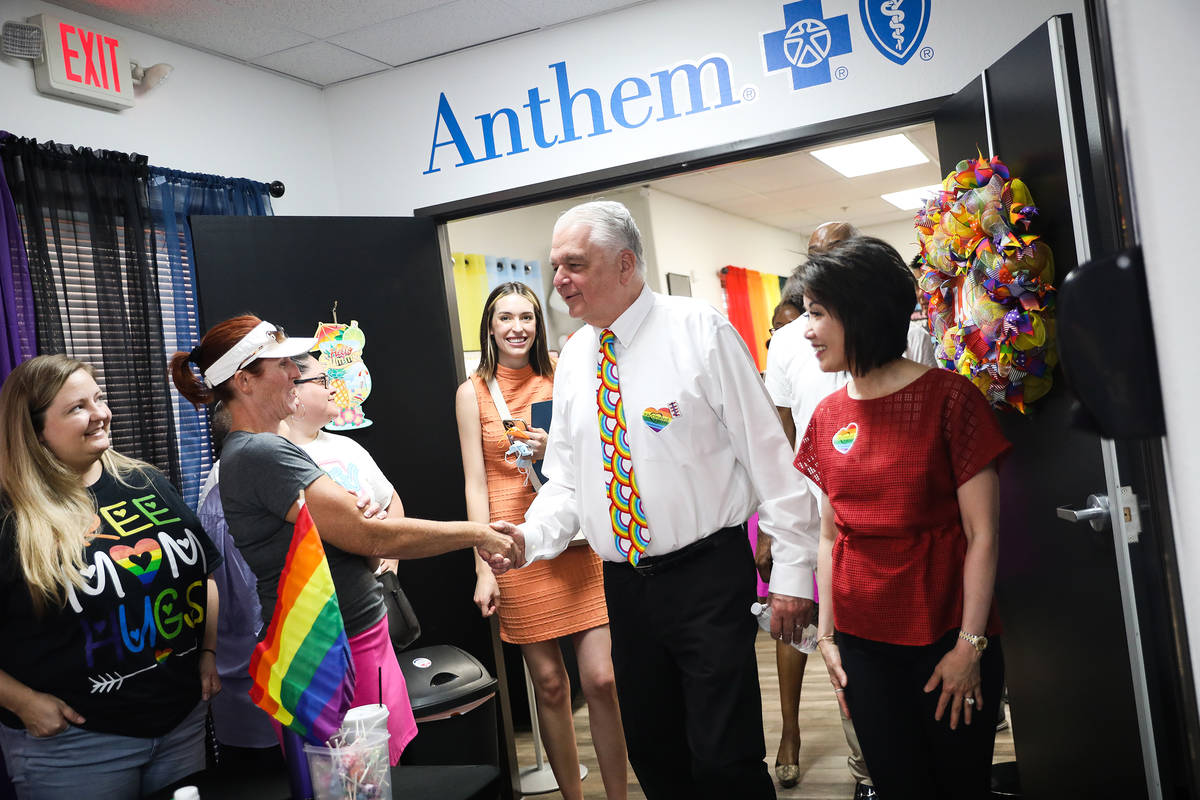 El gobernador Steve Sisolak saluda a los vendedores junto a su esposa Kathy Sisolak mientras re ...