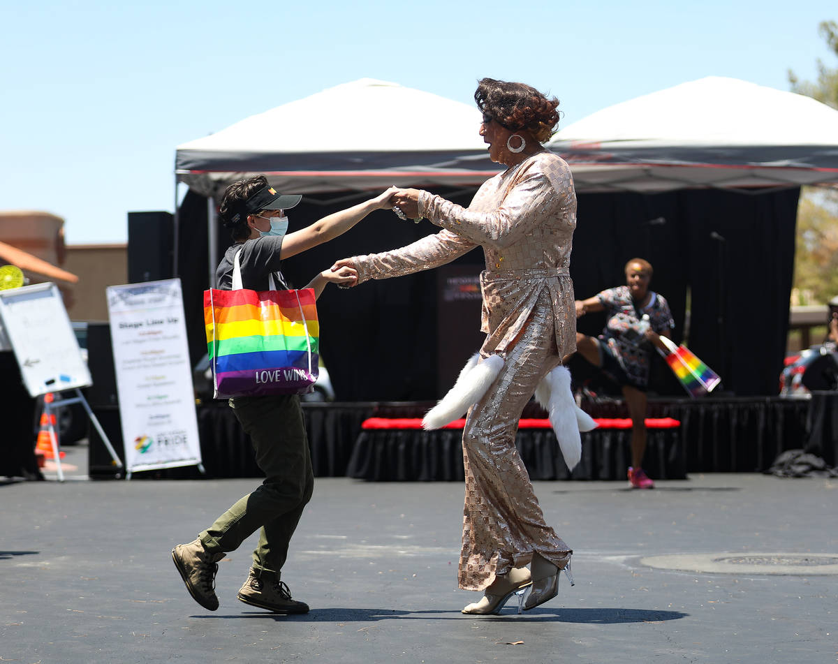 Anna Joy, a la izquierda, baila con Midori Ice, a la derecha, actual Miss Las Vegas Pride, en P ...