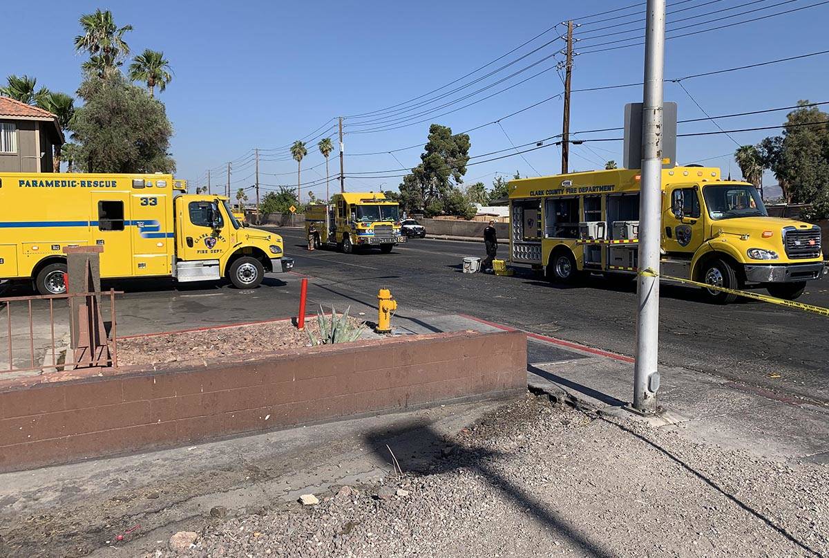 Se reportaron de varias evacuaciones ya que los bomberos del Condado Clark y de Las Vegas lucha ...