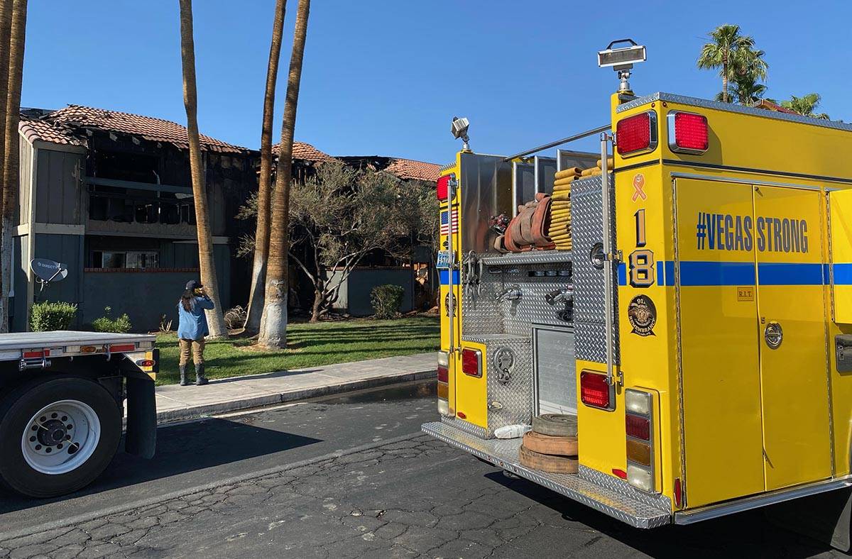 Se reportaron de varias evacuaciones ya que los bomberos del Condado Clark y de Las Vegas lucha ...