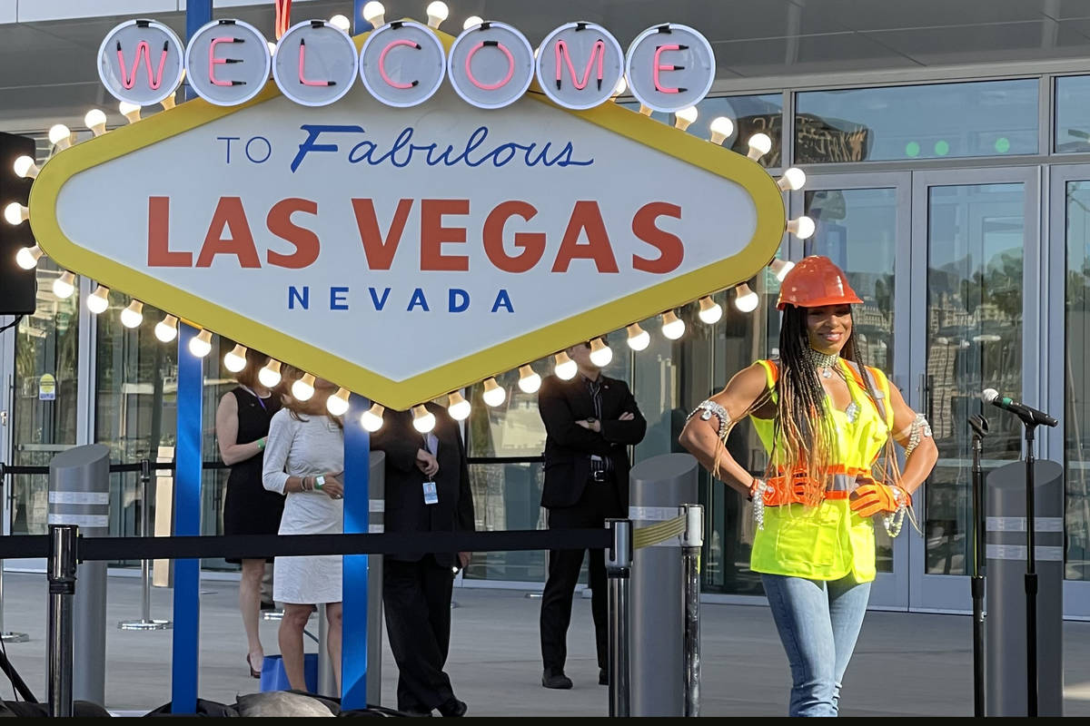 La “showgirl" de la construcción Delecia Dean de Las Vegas sonríe durante la ceremonia de a ...