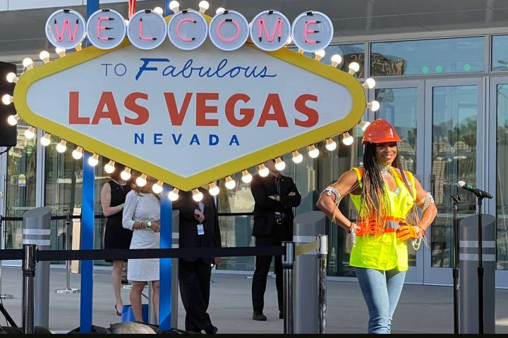 La “showgirl" de la construcción Delecia Dean de Las Vegas sonríe durante la ceremonia de a ...
