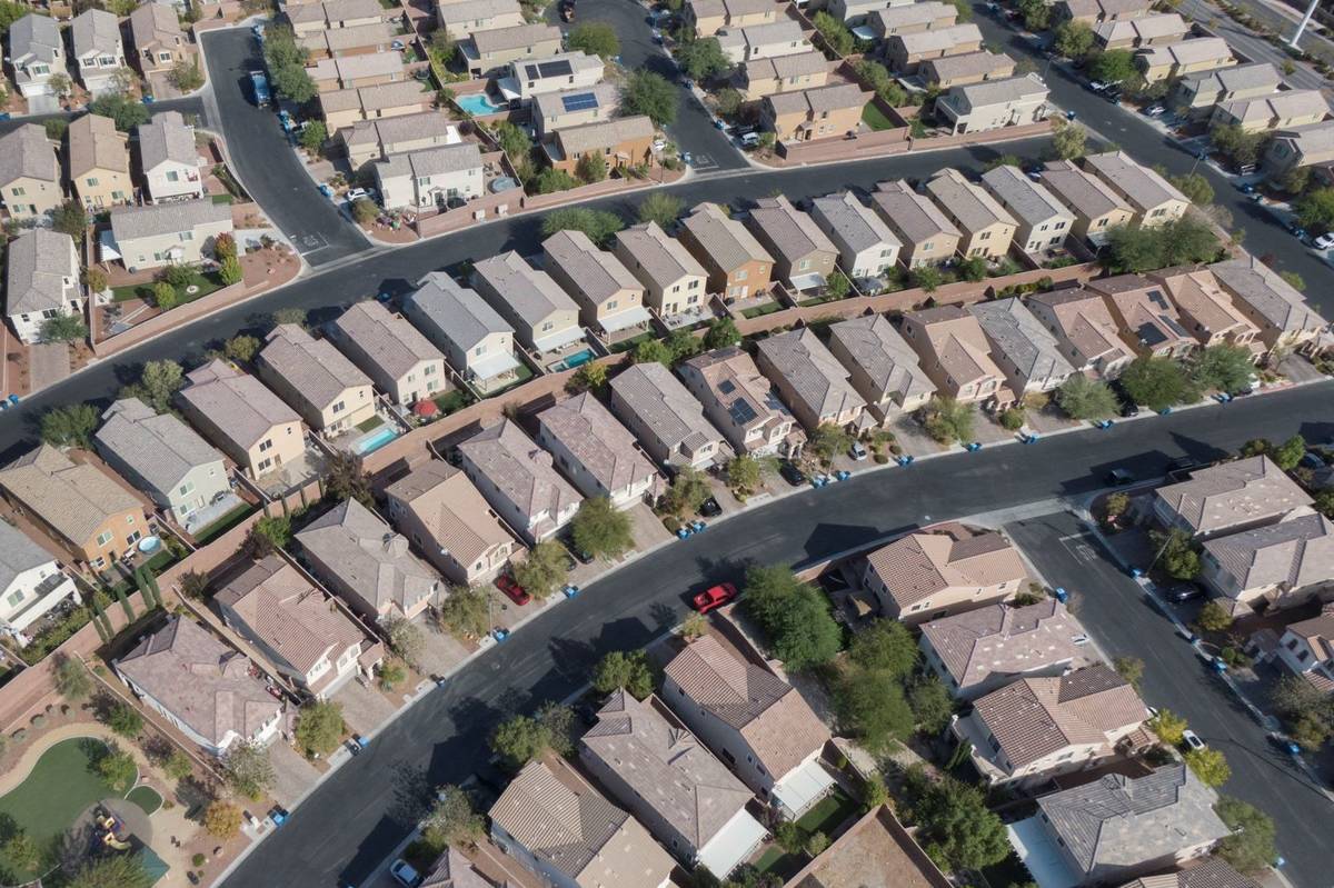 Una vista aérea de las urbanizaciones cerca de Farm Road y Shaumber Road en Las Vegas el lunes ...
