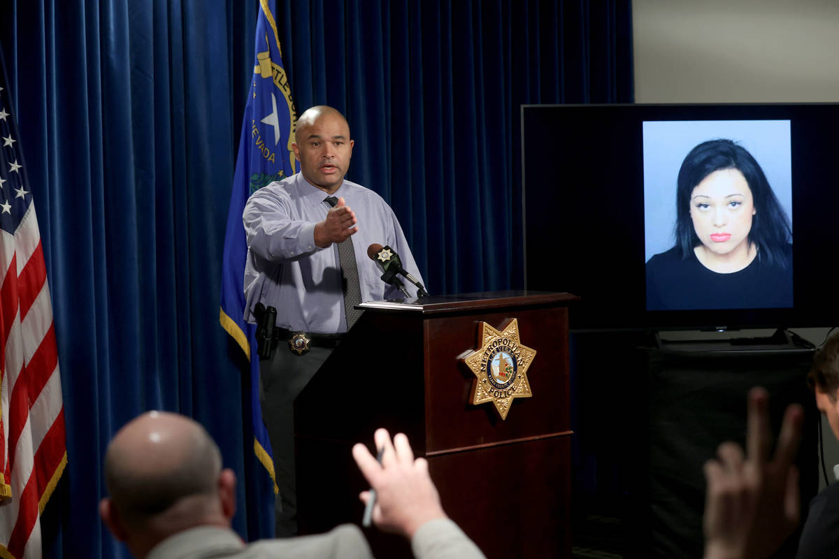 El teniente de homicidios de la policía de Las Vegas, Ray Spencer, muestra una foto durante un ...