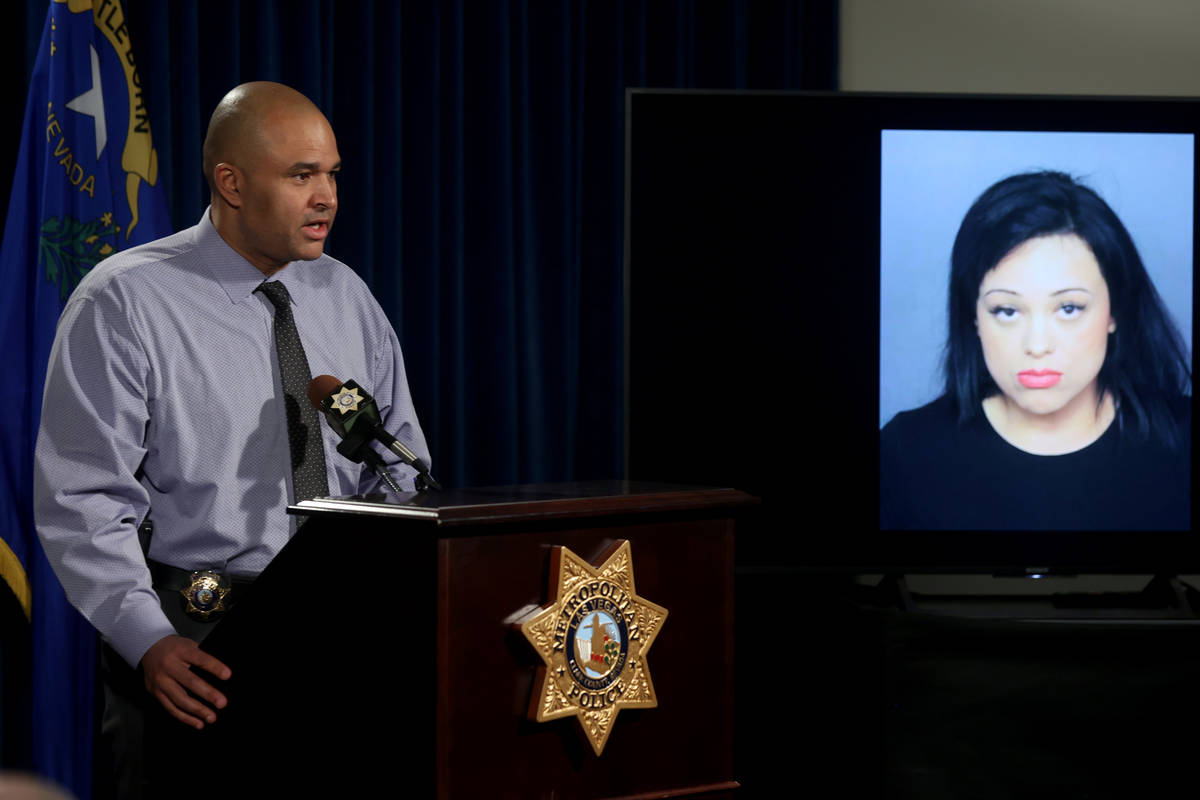 El teniente de homicidios de la policía de Las Vegas, Ray Spencer, muestra una foto durante un ...