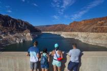 Turistas observan el Lago Mead desde la cima de la presa Hoover el martes, 8 de junio de 2021, ...