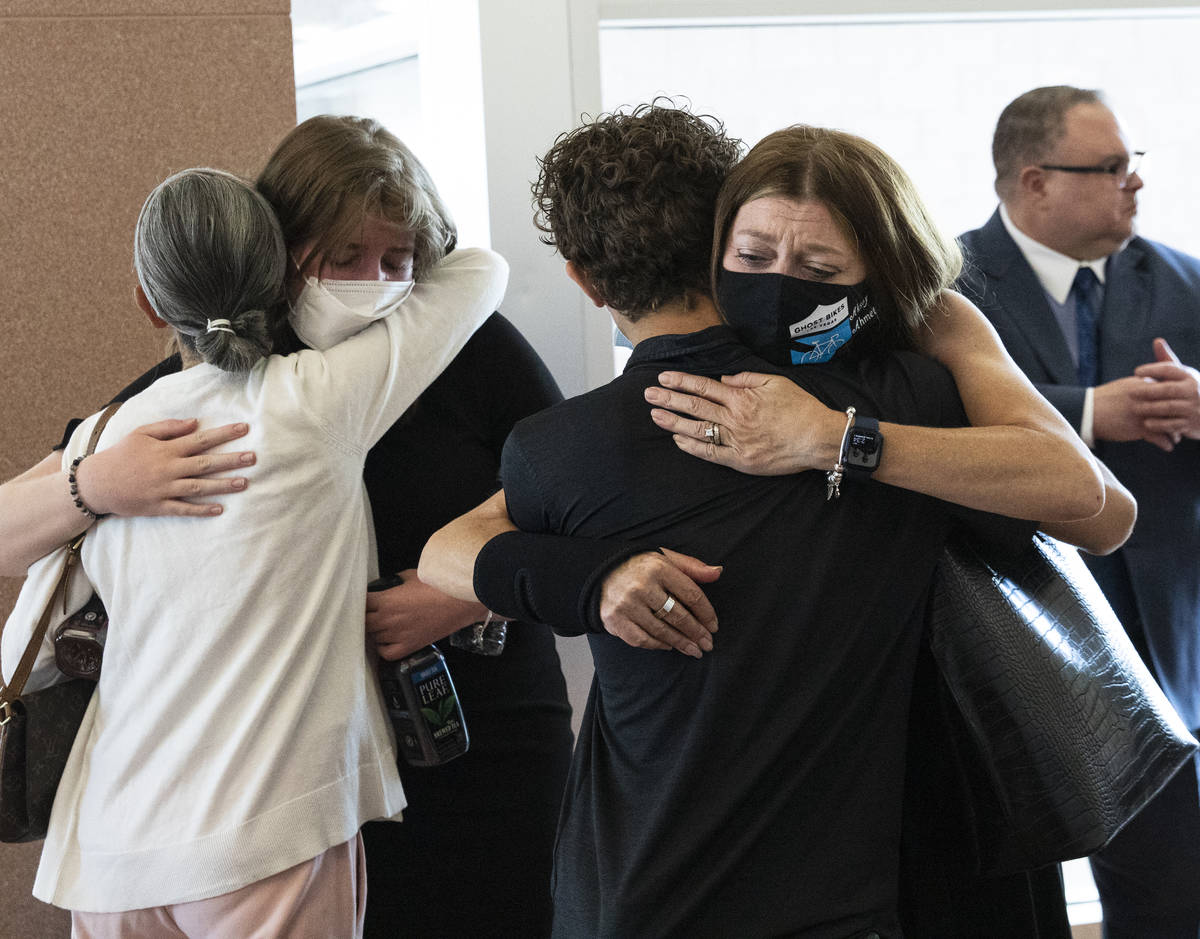 Los familiares de Aksoy Ahmet, de 48 años, se abrazan durante la sentencia de Jordan Barson en ...