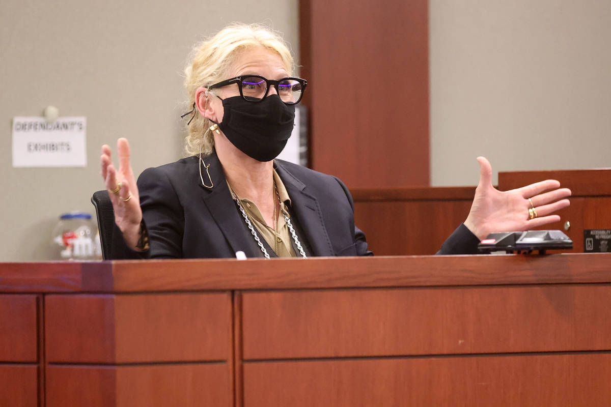 Michelle Dell, propietaria de Hogs & Heifers testifica durante un juicio civil en el Centro Reg ...