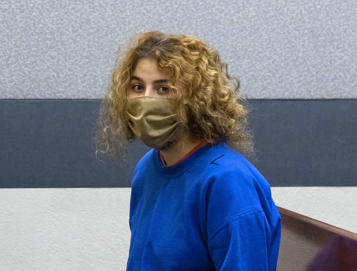 Sierra Halseth, acusada del asesinato de su padre, Daniel Halseth, comparece en el tribunal del ...