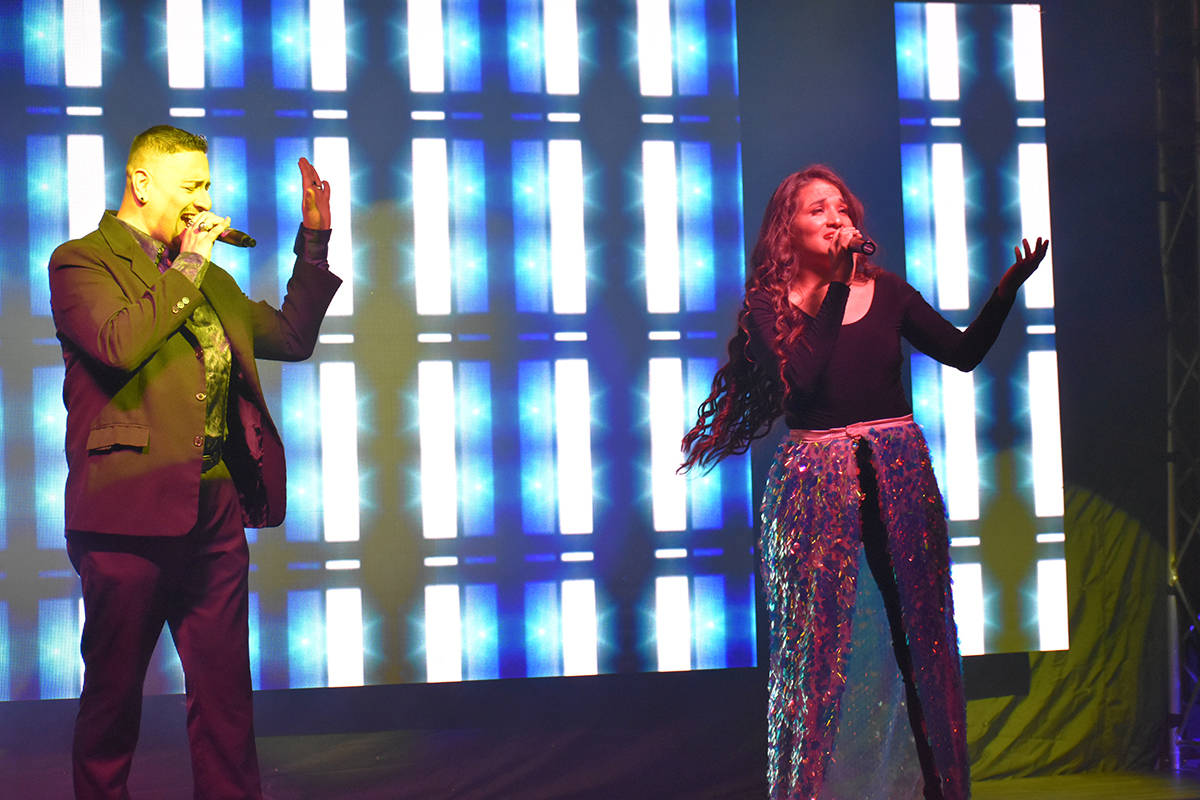 Omar Kami se unió a Cynthia Ríos en el escenario durante un concierto en homenaje a Selena Qu ...