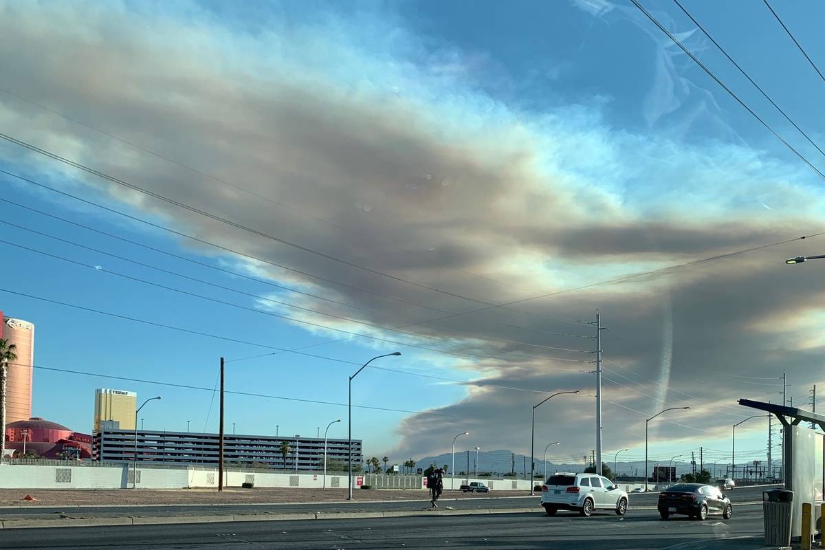 Un incendio en Potosi Mountain se ve desde la avenida Sahara cerca de la I-15 en Las Vegas el j ...
