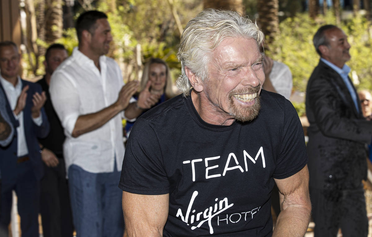 Sir Richard Branson, a la derecha, fundador de Virgin Group, comparte una risa con los asistent ...
