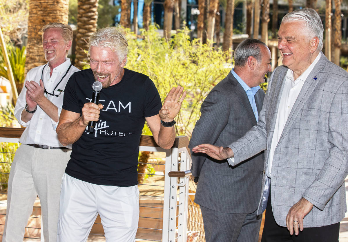 Sir Richard Branson, segundo por la izquierda, fundador de Virgin Group, comparte una risa con ...
