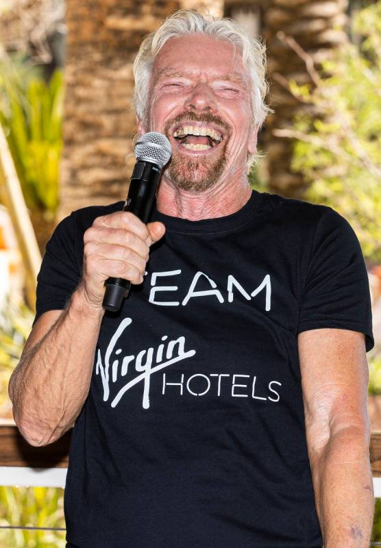 Sir Richard Branson, fundador de Virgin Group, se dirige a los medios de comunicación durante ...