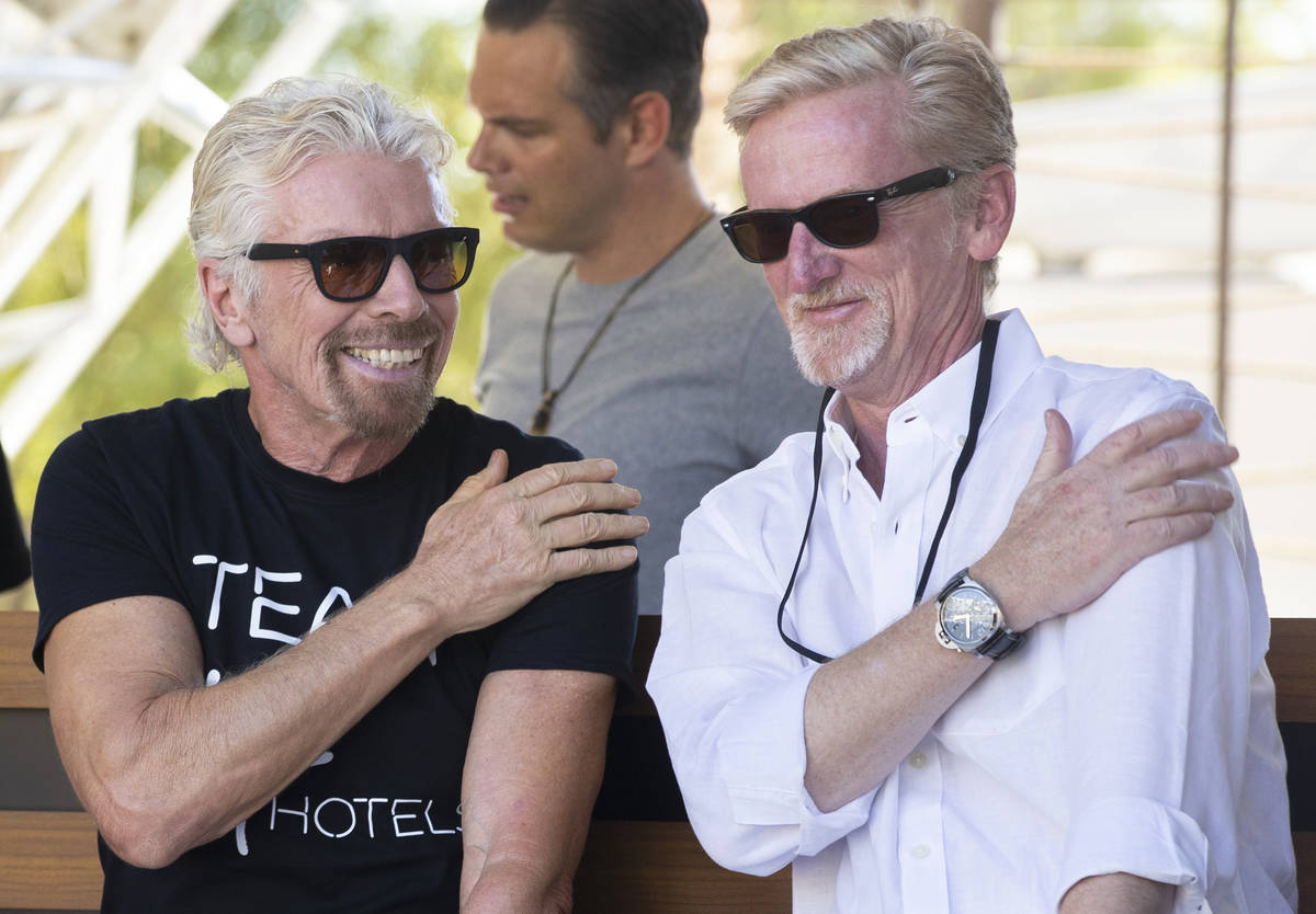 Sir Richard Branson, a la izquierda, fundador de Virgin Group, y James Bermingham, director eje ...