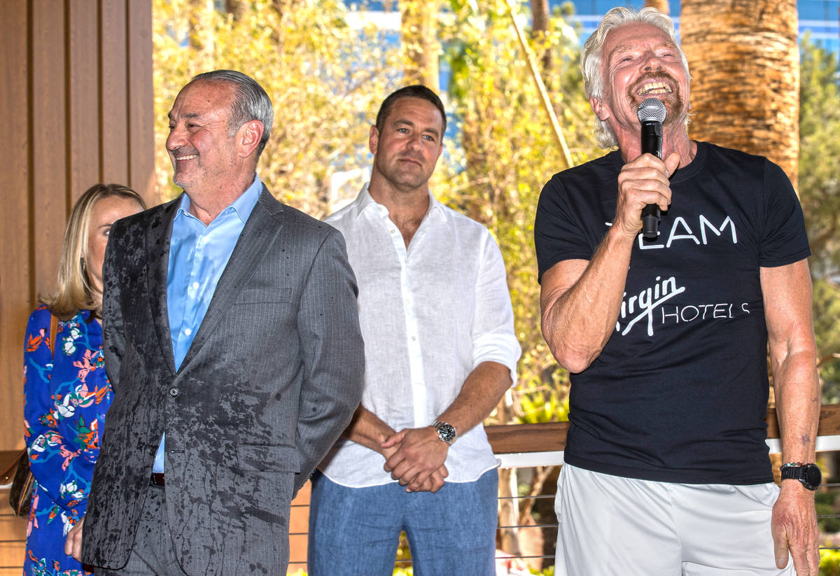 Sir Richard Branson, a la derecha, fundador de Virgin Group, y Richard "Boz" Bosworth, propieta ...