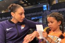 La periodista de la WNBA, Pepper Persley, de 10 años, habla con la guardia del Phoenix Mercury ...
