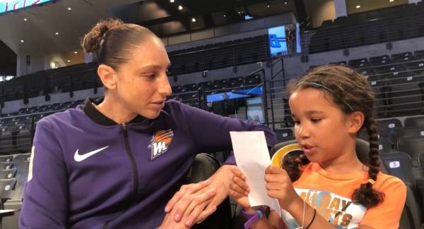 La periodista de la WNBA, Pepper Persley, de 10 años, habla con la guardia del Phoenix Mercury ...