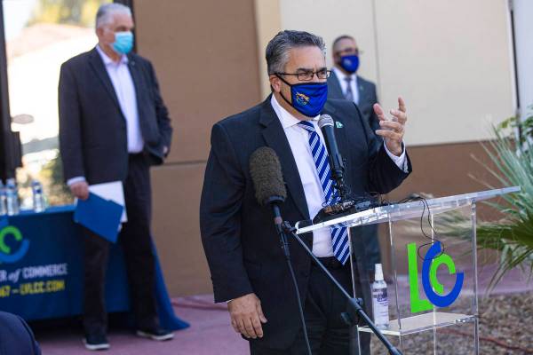 Peter Guzmán, presidente de la Cámara de Comercio Latina, habla durante una conferencia de pr ...