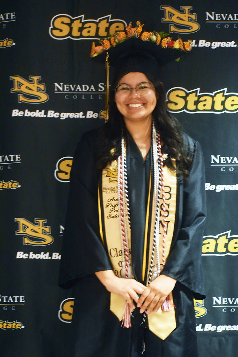 La estudiante “DREAMer” Arely Pérez, graduada de enfermería, se muestra feliz porque logr ...