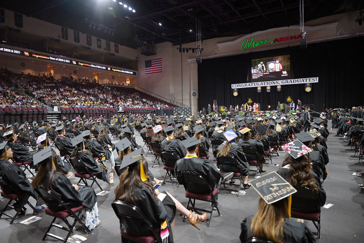 La generación 2021 del Nevada State College pudieron recibir su diploma de manera presencial d ...
