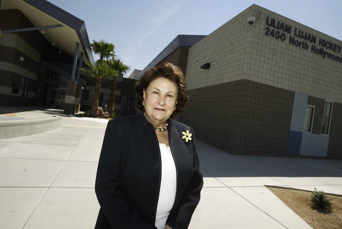Liliam Hickey aparece en la foto frente a la escuela primaria que lleva su nombre en Las Vegas ...